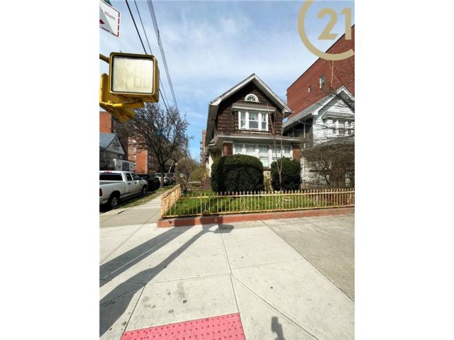  5 BR,  0.00 BTH &nbsp;Multi-family style home in Midwood