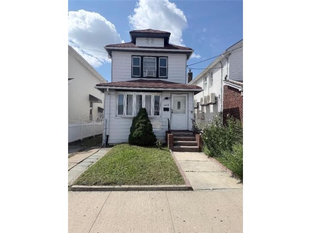  3 BR,  3.00 BTH &nbsp;Single family style home in Mill Basin