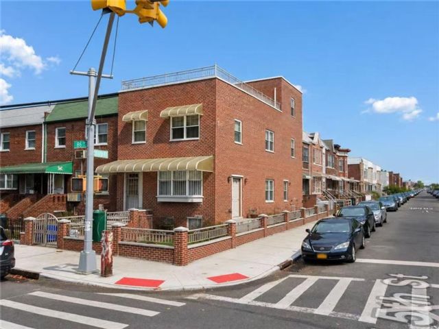  6 BR,  3.00 BTH &nbsp;Multi-family style home in Gravesend