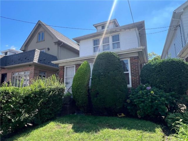  3 BR,  3.00 BTH &nbsp;Single family style home in Bay Ridge