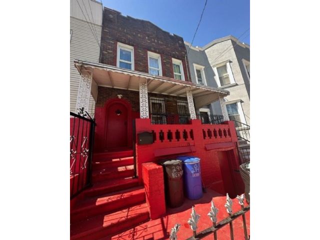  6 BR,  2.00 BTH &nbsp;Multi-family style home in East New York