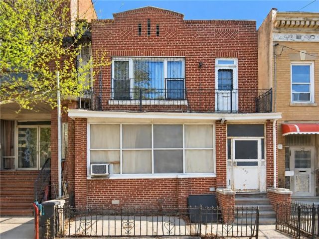  6 BR,  2.00 BTH &nbsp;Multi-family style home in Sunset Park