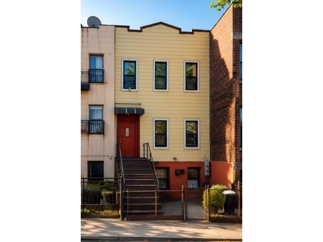  6 BR,  3.00 BTH &nbsp;Multi-family style home in Sunset Park