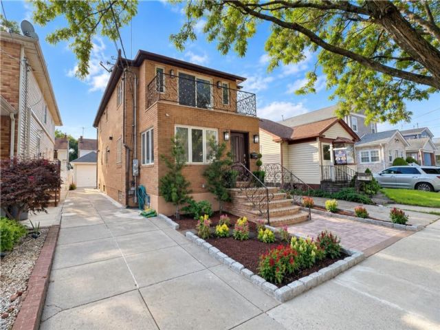  4 BR,  4.00 BTH &nbsp;Multi-family style home in South Ozone Park