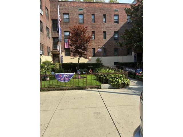  1 BR,  1.00 BTH &nbsp;Co-op style home in Bath Beach