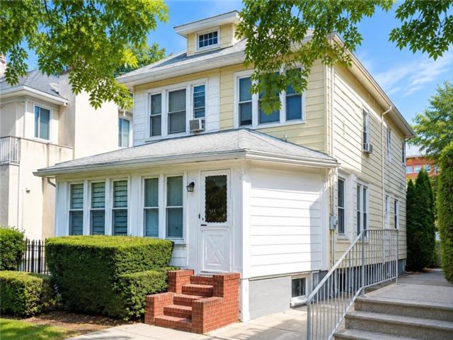  3 BR,  1.00 BTH &nbsp;Single family style home in Midwood