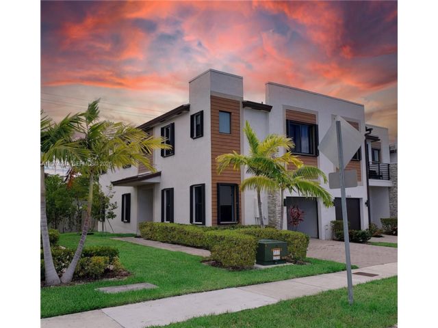  4 BR,  4.00 BTH &nbsp; style home in Miami