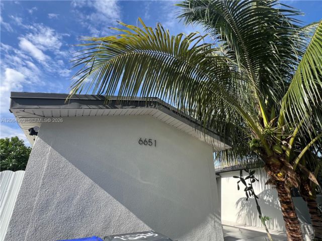  3 BR,  2.00 BTH &nbsp; style home in Hollywood