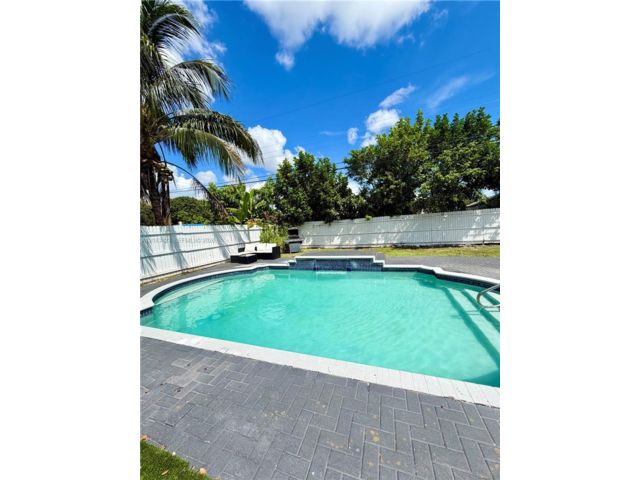  3 BR,  2.00 BTH &nbsp; style home in Hollywood