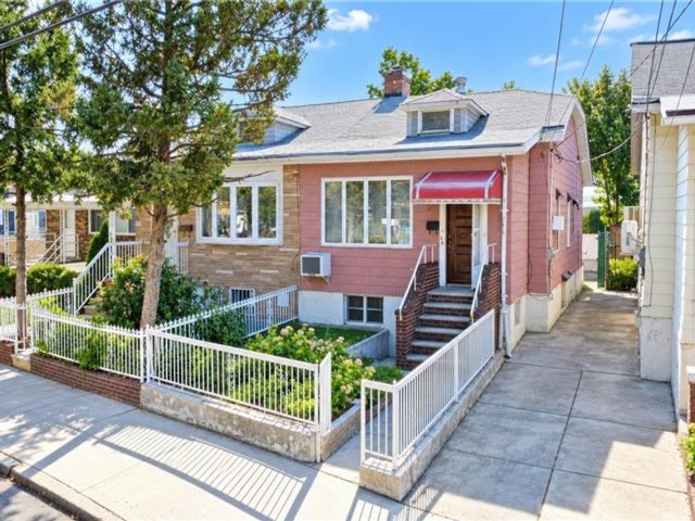  3 BR,  2.00 BTH &nbsp;Multi-family style home in Gravesend