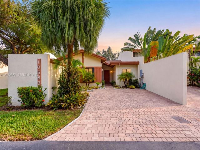  4 BR,  2.00 BTH &nbsp;Townhouse style home in Miami