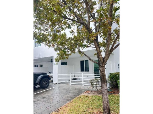  3 BR,  2.50 BTH &nbsp;Townhouse style home in Medley