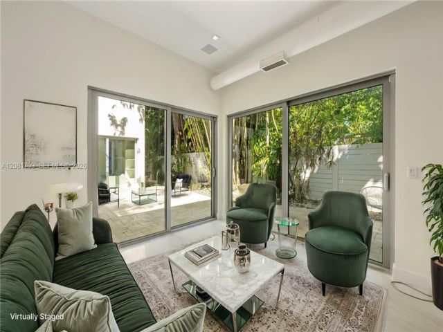  2 BR,  2.00 BTH &nbsp; style home in Miami