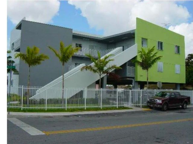  2 BR,  2.00 BTH &nbsp; style home in Miami