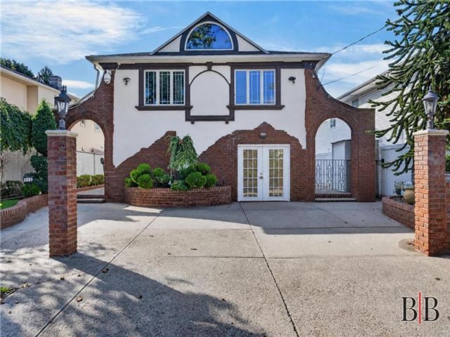  4 BR,  4.00 BTH &nbsp;Single family style home in Mill Basin
