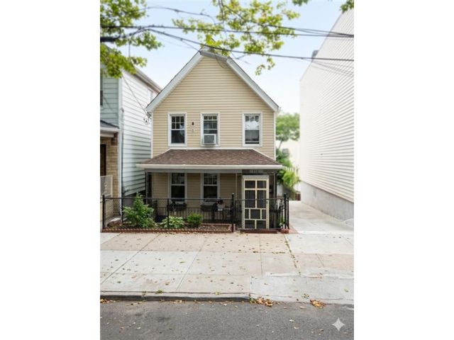  3 BR,  2.00 BTH &nbsp;Single family style home in Canarsie