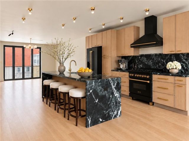  6 BR,  0.00 BTH &nbsp;Multi-family style home in Bushwick