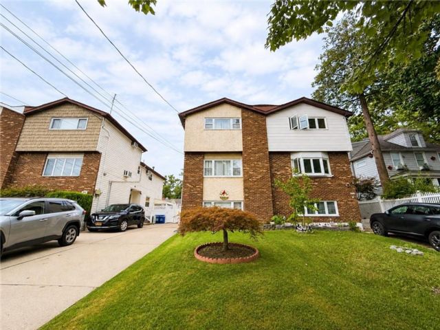  3 BR,  2.00 BTH &nbsp;Single family style home in Great Kill