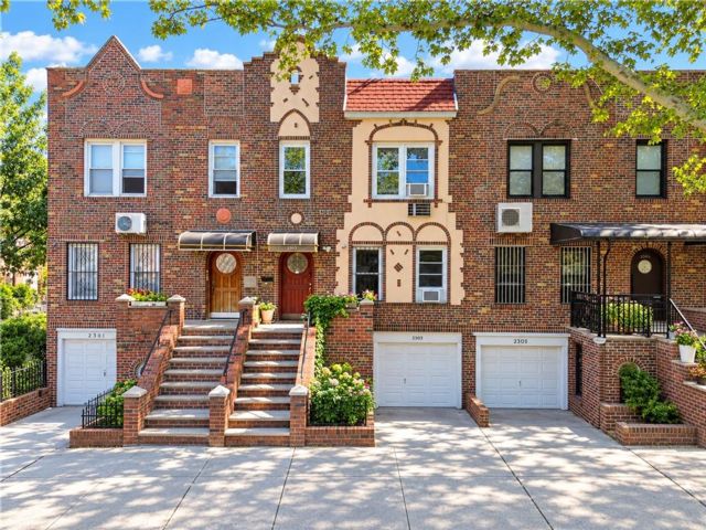 5 BR,  3.00 BTH &nbsp;Multi-family style home in Bensonhurst