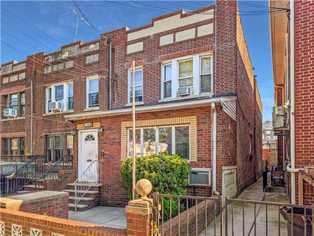  6 BR,  3.00 BTH &nbsp;Multi-family style home in Midwood