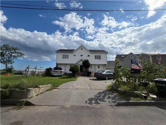  5 BR,  3.00 BTH &nbsp;Single family style home in Broad Channel