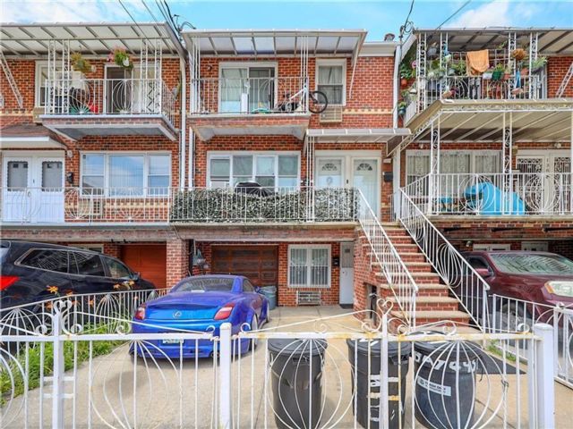  6 BR,  5.00 BTH &nbsp;Multi-family style home in Bath Beach