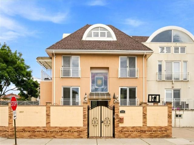  4 BR,  6.00 BTH &nbsp;Single family style home in Seagate
