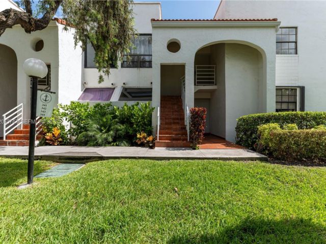  3 BR,  2.00 BTH &nbsp;Condo style home in Aventura