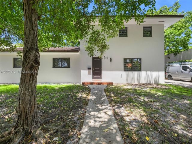  3 BR,  2.50 BTH &nbsp;Duplex style home in Coral Gables