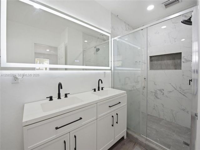 [PHOTO]