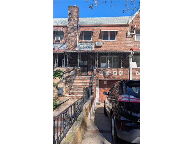  3 BR,  0.00 BTH &nbsp;Multi-family style home in Bensonhurst