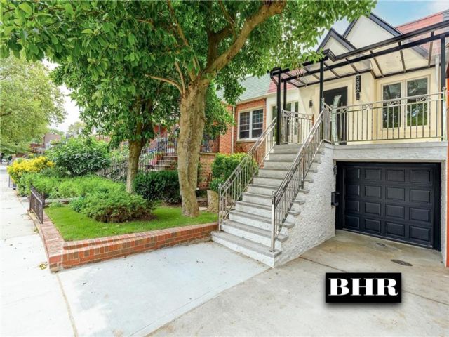  3 BR,  2.00 BTH &nbsp;Single family style home in Gravesend
