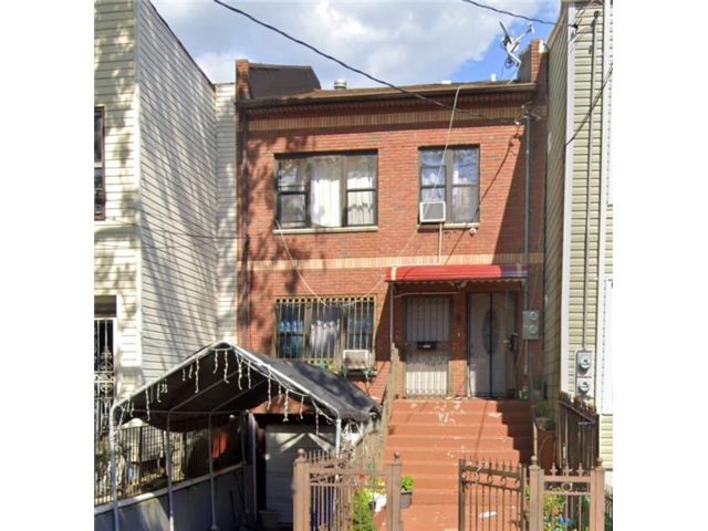  5 BR,  3.00 BTH &nbsp;Multi-family style home in Cypress Hills