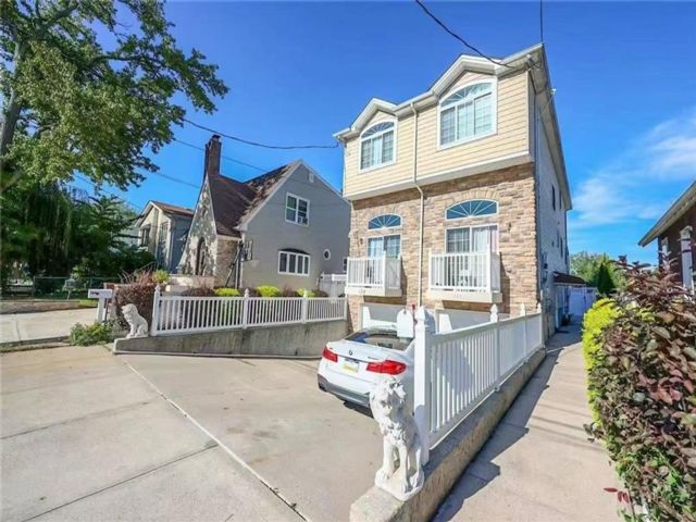  3 BR,  0.00 BTH &nbsp;Multi-family style home in Great Kill