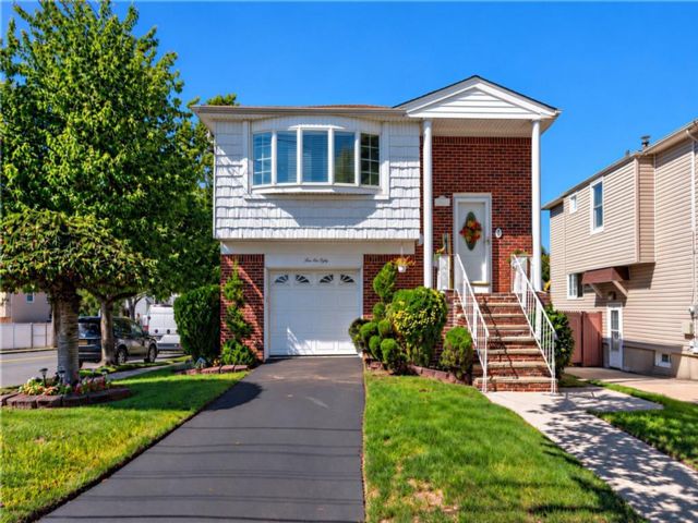  4 BR,  3.00 BTH &nbsp;Multi-family style home in Great Kill