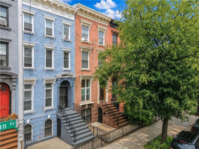  6 BR,  4.00 BTH &nbsp;Multi-family style home in Clinton Hill