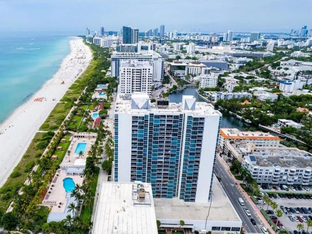  3 BR,  2.00 BTH &nbsp;Condo style home in Miami