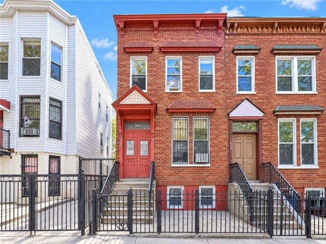  4 BR,  2.00 BTH &nbsp;Single family style home in Sunset Park