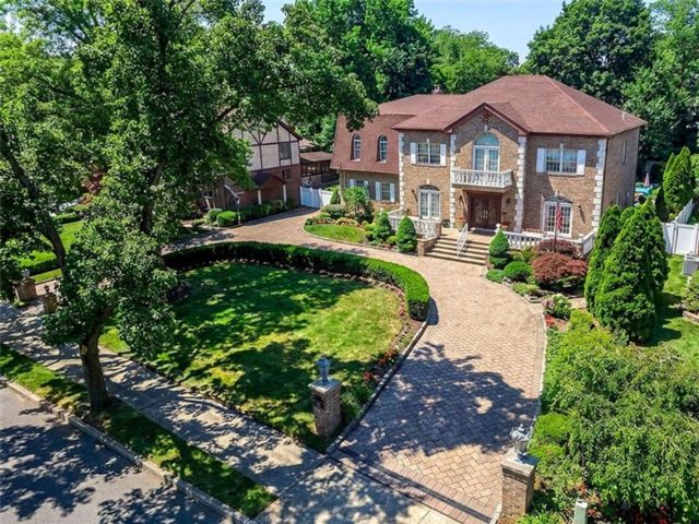  4 BR,  4.00 BTH &nbsp;Single family style home in Tottenville