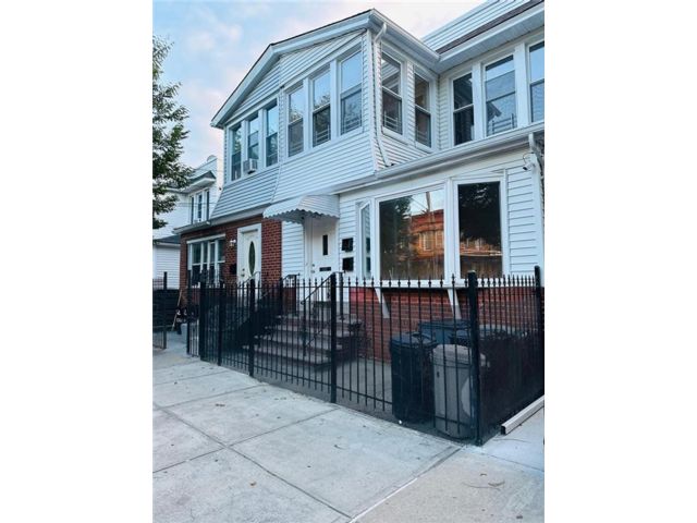  8 BR,  0.00 BTH &nbsp;Multi-family style home in Cypress Hills