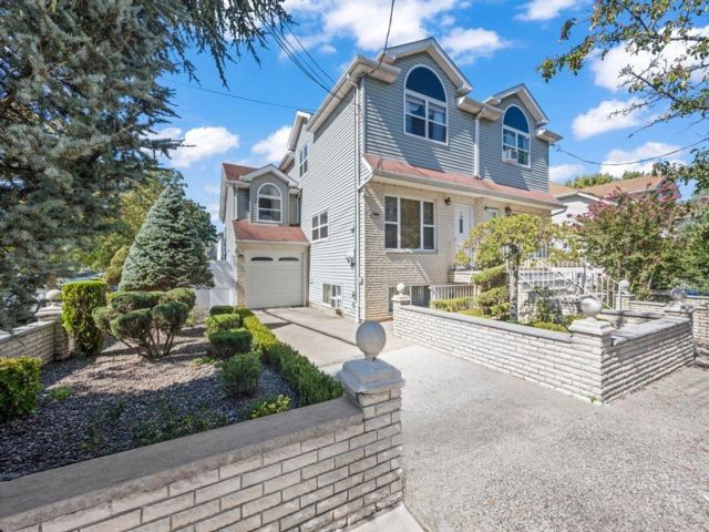 Studio,  0.00 BTH &nbsp;Multi-family style home in Tottenville