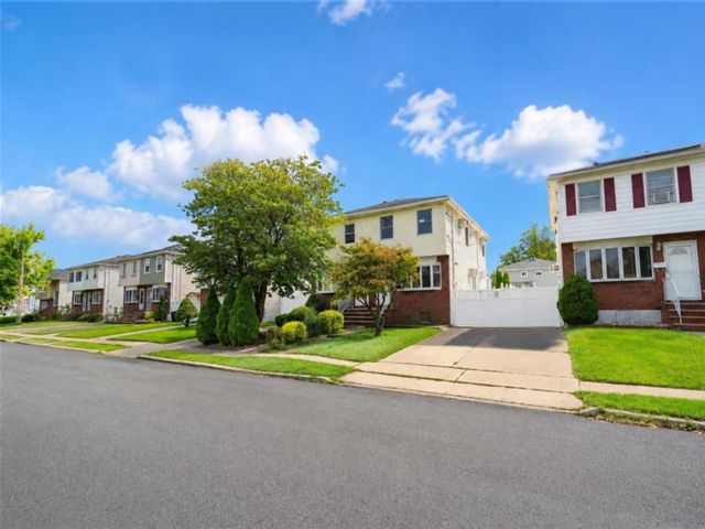 3 BR,  2.00 BTH &nbsp;Single family style home in Great Kill