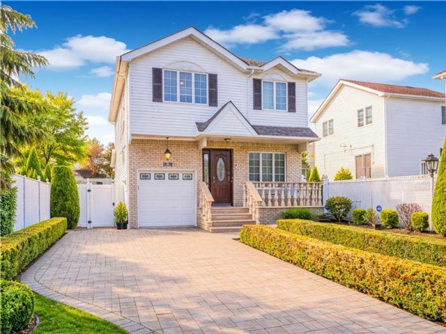  3 BR,  3.00 BTH &nbsp;Single family style home in Se Annandale