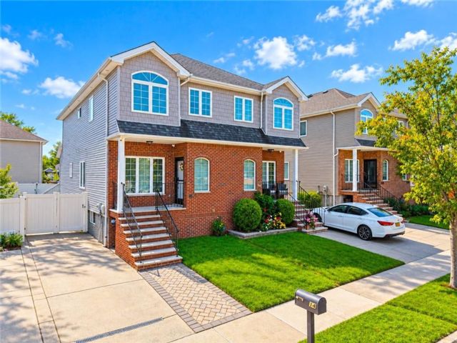  3 BR,  4.00 BTH &nbsp;Single family style home in Annadale