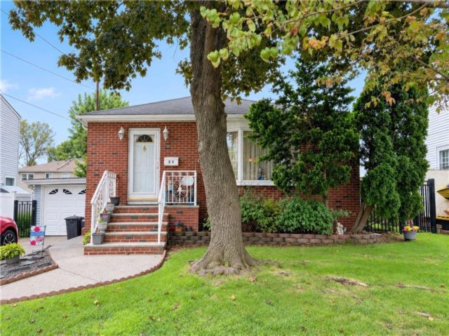  3 BR,  2.00 BTH &nbsp;Single family style home in Eltingville