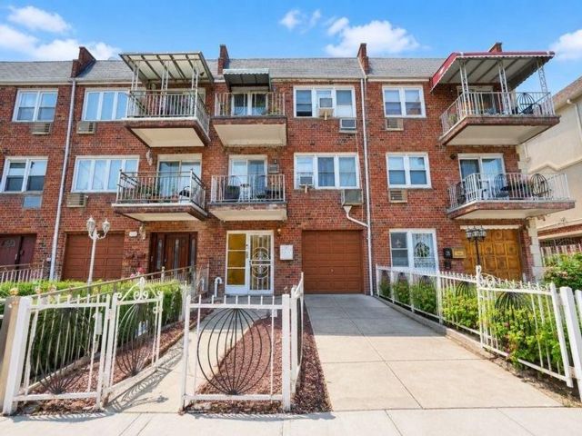  7 BR,  6.00 BTH &nbsp;Multi-family style home in Gravesend