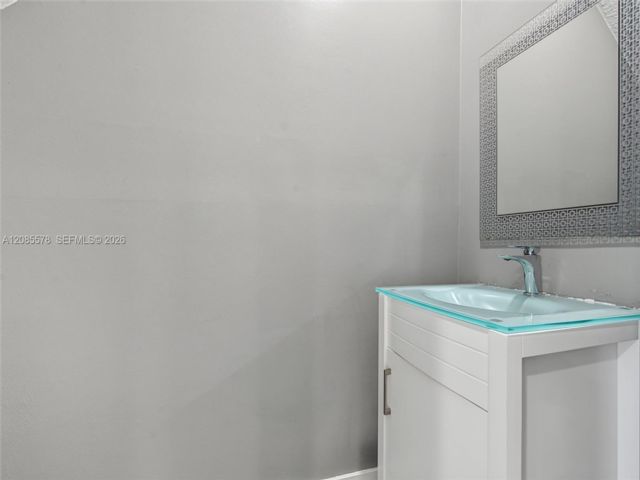 [PHOTO]