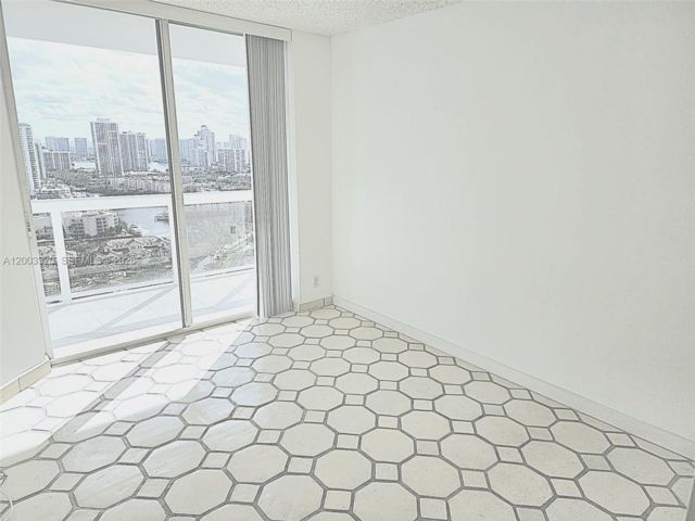 [PHOTO]