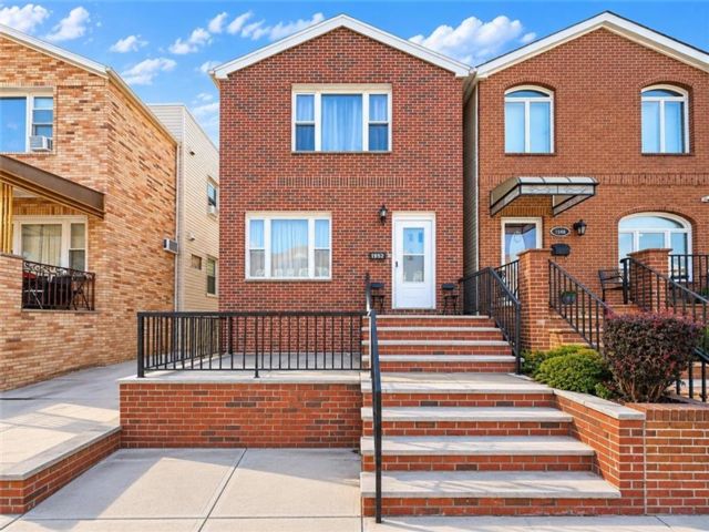  6 BR,  0.00 BTH &nbsp;Multi-family style home in Gravesend