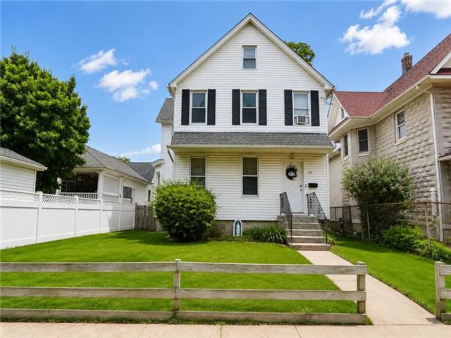  3 BR,  2.00 BTH &nbsp;Multi-family style home in Oakwood/New Dorp Heights